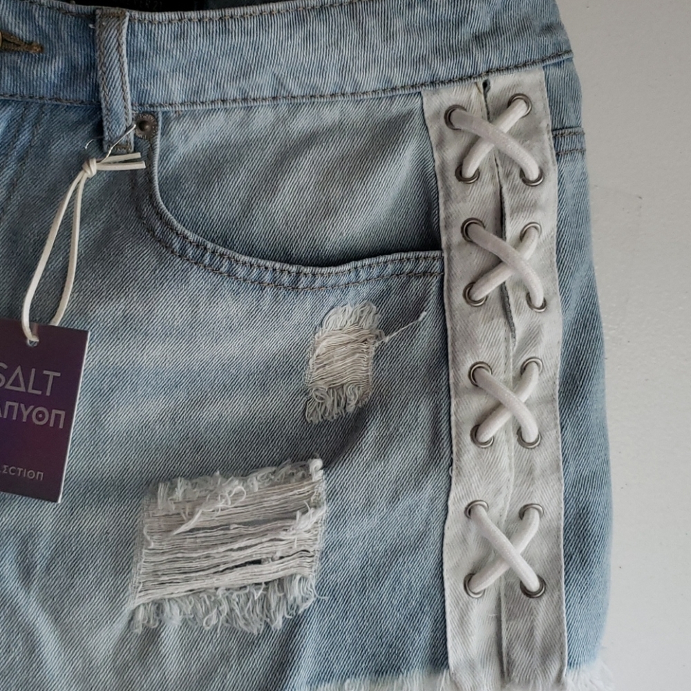 Light Blue Wash & White - •F21• | Rawhem Shorts - Picture 5 of 8